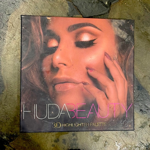 Huda beauty 3d highlighter palette - Picture 1 of 3